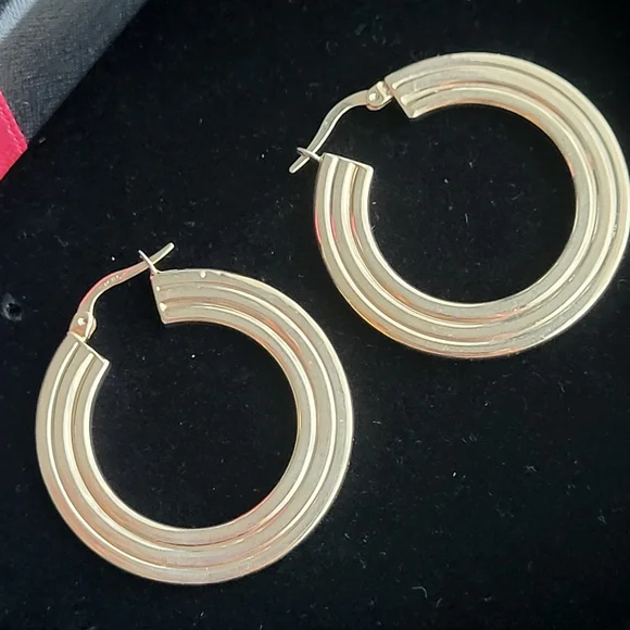 Gorgeous 10k thick earrings - Picture 8 of 10